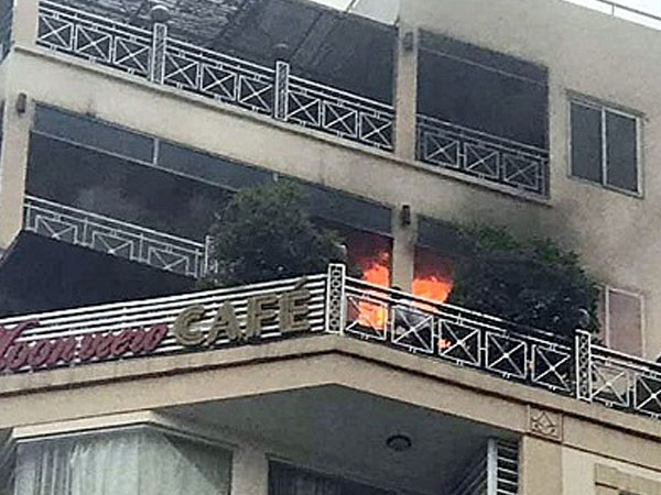 Khách sạn giữa phố cổ Hà Nội bốc cháy, nhiều du khách tháo chạy
