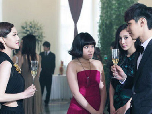 Thấy bạn trai thân mật với tình cũ, cô gái vẫn mỉm cười cho đến khi tiệc tàn thì lạnh lùng 'chốt hạ' bằng 4 từ