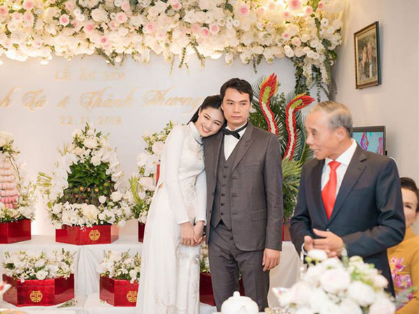 Á Hậu Thanh Tú e ấp tựa vào vai chồng mới cưới trong lễ ăn hỏi