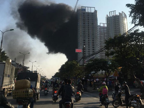 Hà Nội: Cháy lớn ở khu chung cư đang xây dựng, cột khói đen hàng chục mét khiến người đi đường hoảng sợ