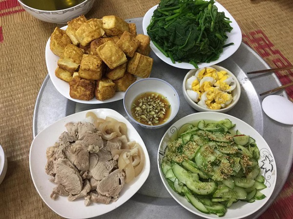 Hớn hở khoe mâm cơm nấu vụng cực kì đơn giản với hội chị em, vợ trẻ nhận được vô số lời khen nhưng lại trừ bát nước chấm
