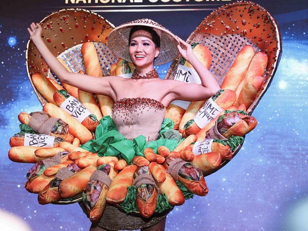 Khán giả phản đối dữ dội khi H'Hen Niê đem trang phục Bánh Mì đi thi Miss Universe 2018