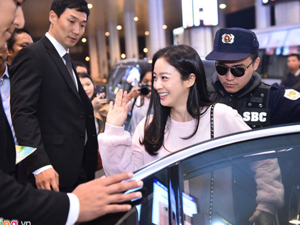Kim Tae Hee rạng rỡ chào fan Việt khi tới Hà Nội lúc tối muộn
