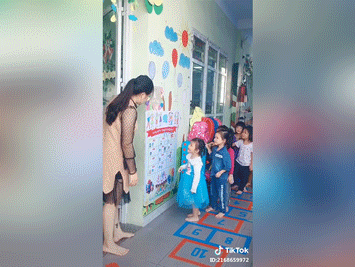 Màn chào hỏi đáng yêu giữa cô giáo mầm non và học trò khiến dân mạng phát cuồng
