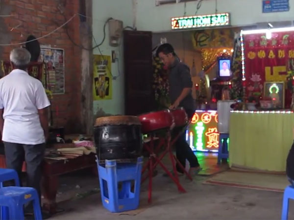 Nghẹn lòng cảnh chồng đưa thi thể vợ và 2 con nhỏ về quê sau vụ cháy xe bồn chở xăng ở Bình Phước