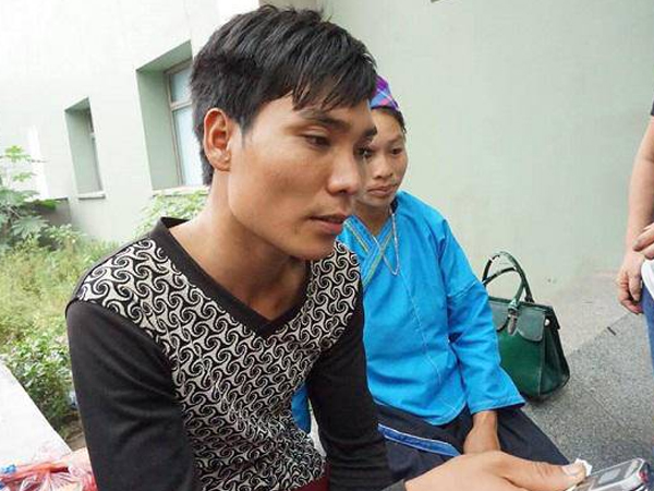 Người chồng đỡ đẻ cho vợ tại nhà: 'Ruột con vẫn lòi ngoài bụng, vợ tôi không dám về nhà'