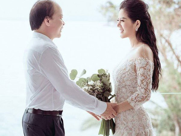 Nữ ca sỹ lấy Thứ trưởng Bộ Tài chính hơn 17 tuổi hé lộ cuộc sống vợ chồng son