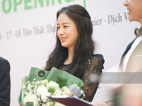 Nữ thần Kim Tae Hee đẹp xuất thần, thể hiện đẳng cấp mỹ nhân đẹp nhất xứ Hàn tại sự kiện Hà Nội