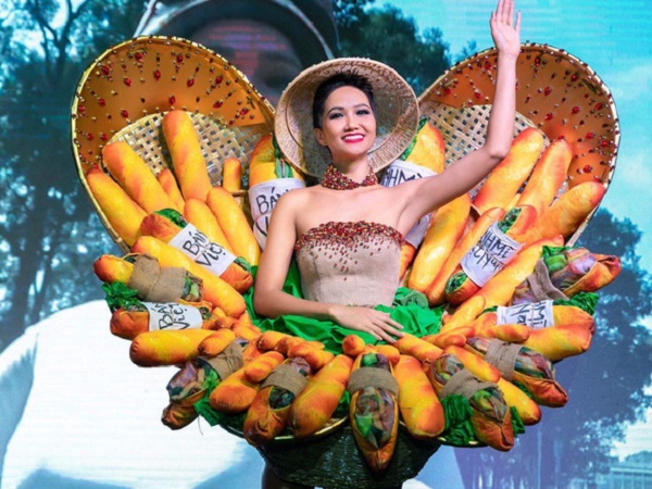 Quốc phục "bánh mì" nuốt chửng H’Hen Niê và những điều khó hiểu đằng sau
