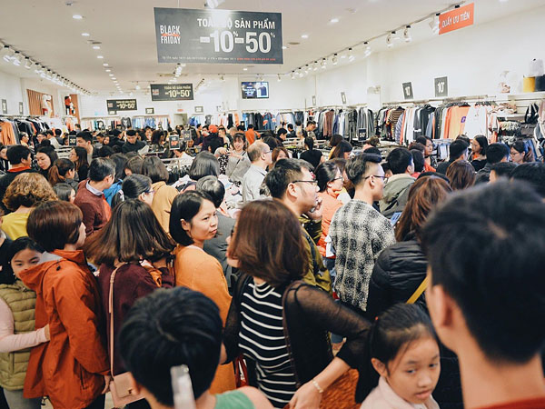 Tối ngày Black Friday ở Hà Nội: Đường phố tắc nghẽn vì 'bão sale' chưa hạ nhiệt