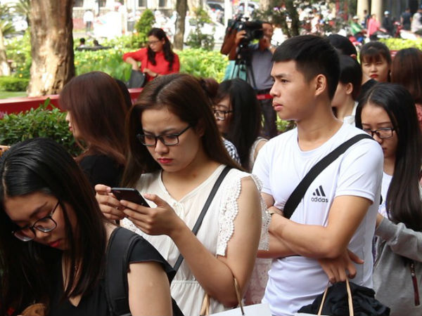 Video: Xếp hàng hơn 3 tiếng chờ mua hàng giảm giá Black Friday tại Sài Gòn