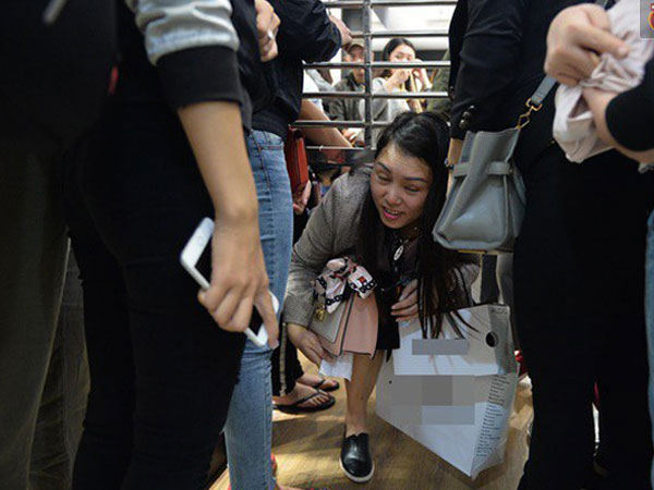 'Vỡ trận' ngày Black Friday ở TTTM Hà Nội: Hàng trăm người luồn lách qua khe cửa để mua hàng