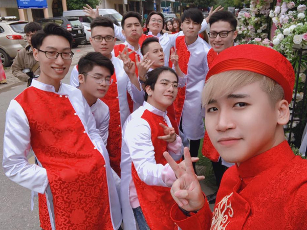 Vừa than ế tháng trước, tháng này Vlogger Huy Cung đã đăng ảnh đám hỏi và thông báo cuối năm cưới vợ