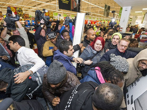 Black Friday tại Mỹ: 10 người chết, 111 người bị thương do chen lấn, ẩu đả lúc 'điên cuồng mua sắm'