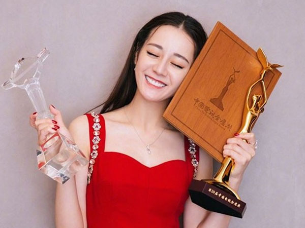 Giữa bão scandal D&G, Địch Lệ Nhiệt Ba bất ngờ xóa bài viết khoe đoạt giải Thị Hậu Kim Ưng vì lý do liên quan