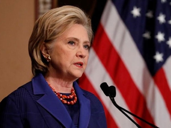 Kênh truyền hình Mỹ xin lỗi vì khách mời so sánh Hillary Clinton với mụn rộp