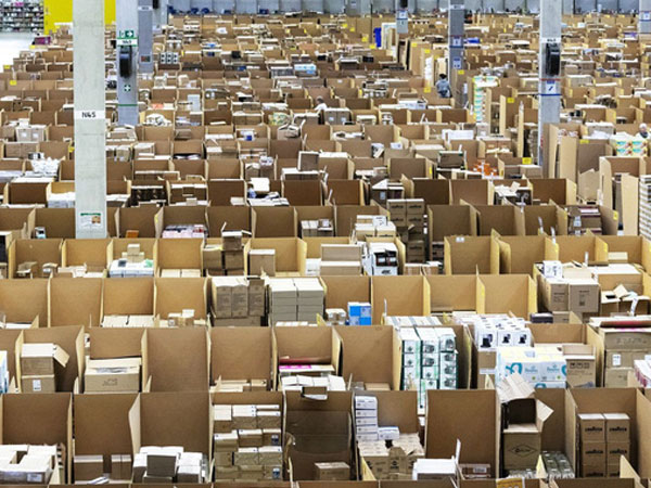 'Thứ Sáu Đen' ở nhà kho to bằng 15 sân bóng của Amazon