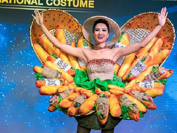 Trước trang phục 'Bánh mì' gây tranh cãi của H'Hen Niê, đại diện Việt Nam mặc thế nào đi dự thi Miss Universe?