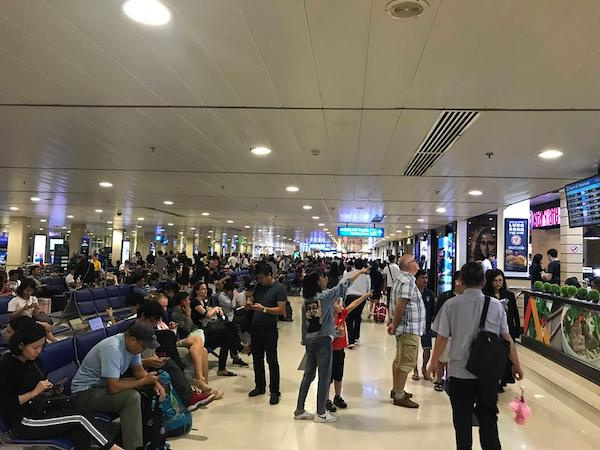 Bão số 9 khiến hàng loạt chuyến bay trễ giờ, hàng trăm người vạ vật tại sân bay Tân Sơn Nhất