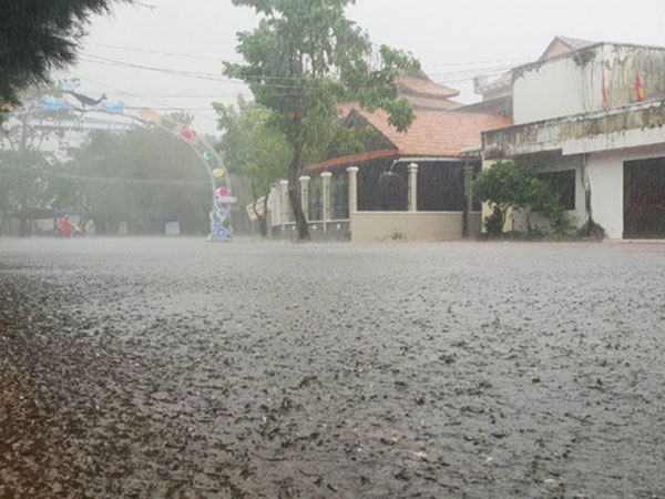 Bão số 9 suy yếu nhưng vẫn hoành hành Sài Gòn gây giông lốc, người miền Tây mòn mỏi trú bão chưa dám về nhà