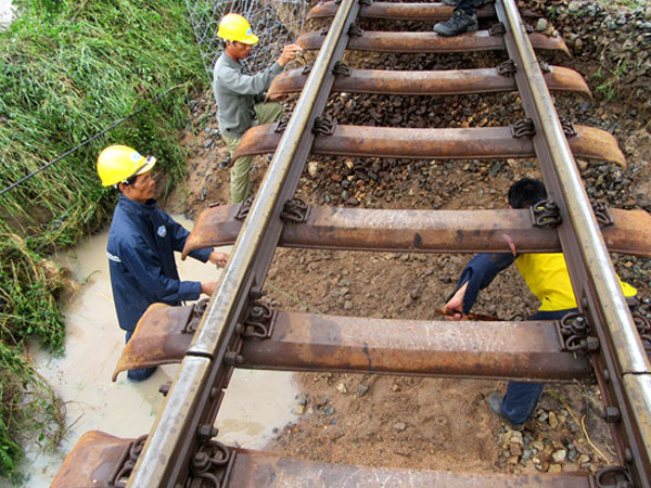 Bão số 9 vần vũ giật sập nhiều nhà, giao thông chia cắt