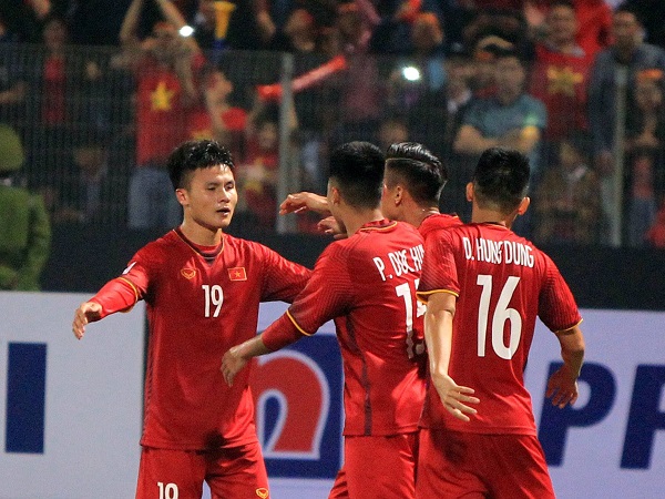 ĐT Việt Nam thay đổi kế hoạch chuẩn bị cho bán kết AFF Cup vì bão số 9