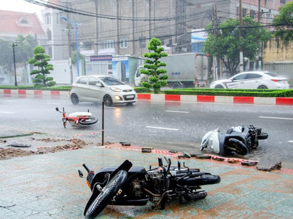 Những hình ảnh tàn phá của bão số 9: Xe máy nằm ngổn ngang, đường ray treo lơ lửng