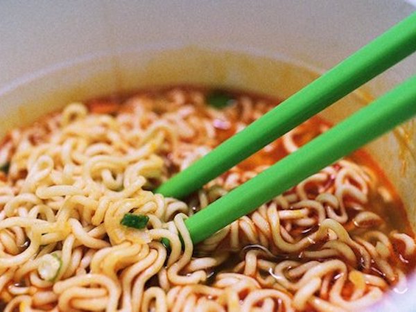 Nữ sinh viên nhập viện sau 3 tuần ăn mì tôm liên tiếp
