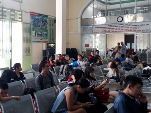 Video: Hàng nghìn hành khách vạ vật ở ga Nha Trang vì đường sắt tê liệt