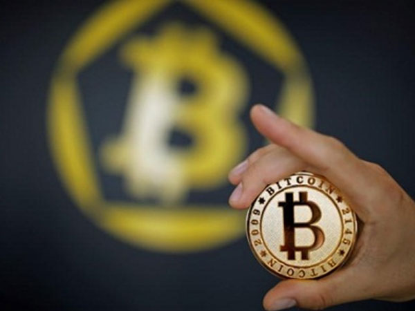 Bitcoin vẫn lao dốc sau khi thủng đáy 4.000 USD