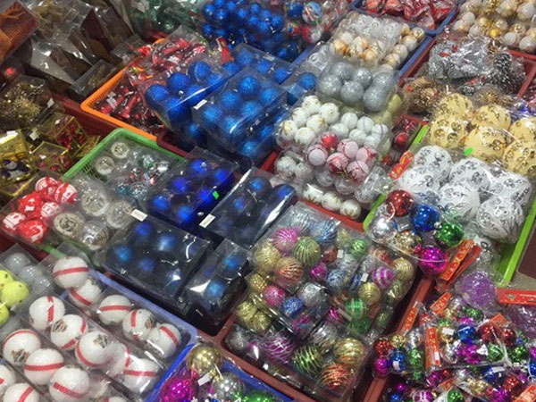 Cây thông Noel cao 6m có giá 33 triệu đồng
