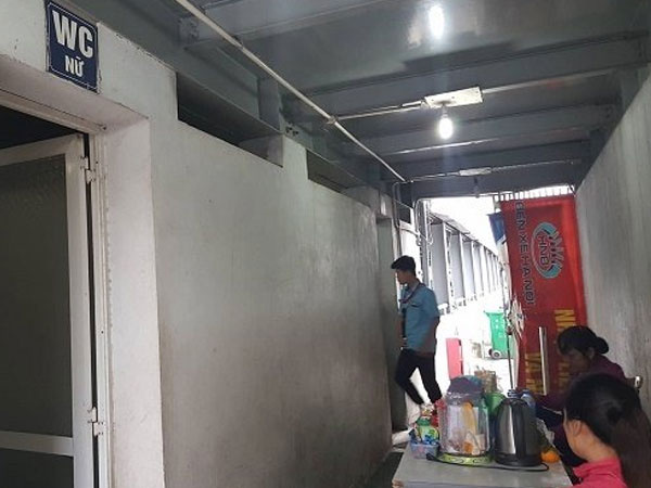 Chuyện nhói lòng phía sau bọc tiền bỏ quên ở nhà vệ sinh công cộng