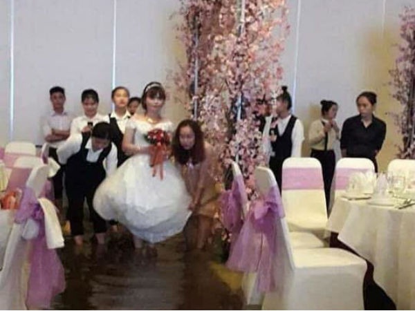 Đám cưới ngày bão: Hội trường thành bể bơi, cô dâu xách váy đến đầu gối còn quan khách vừa ăn cỗ vừa ngâm chân