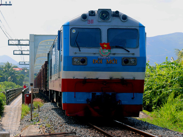 Đường sắt Bắc - Nam thông tuyến sau hơn 36 giờ tê liệt