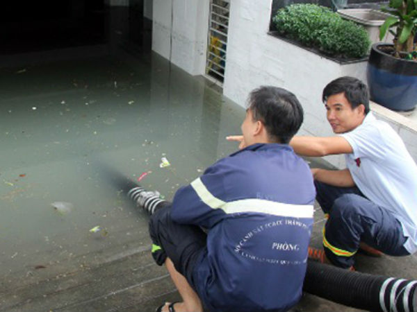 Hàng loạt hầm tòa nhà, chung cư ở Sài Gòn ngập nước