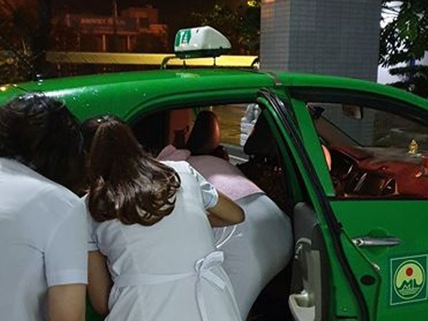 Hành trình của hai em bé chào đời trên taxi trong bão số 9