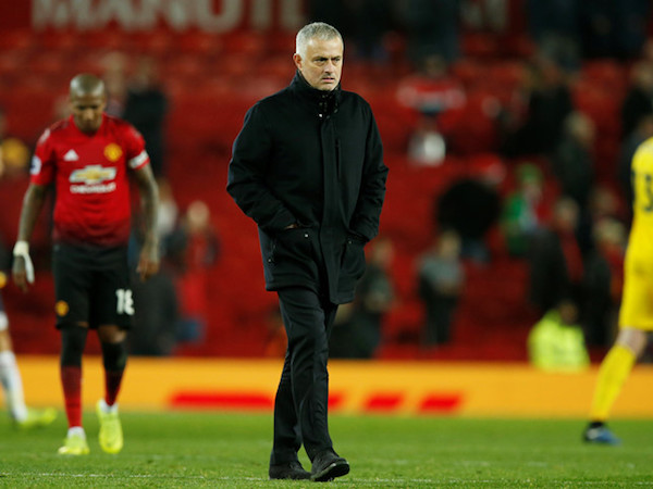 HLV Mourinho: 'Có lẽ tôi sẽ phải tự mình thi đấu'