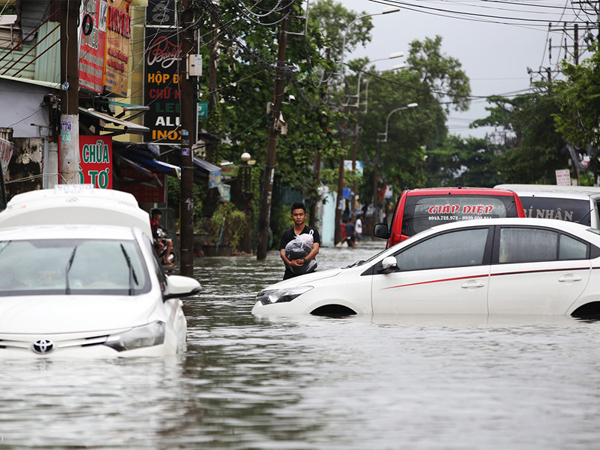 Không có cứu hộ, ôtô chết máy nằm la liệt trong biển nước ở Sài Gòn