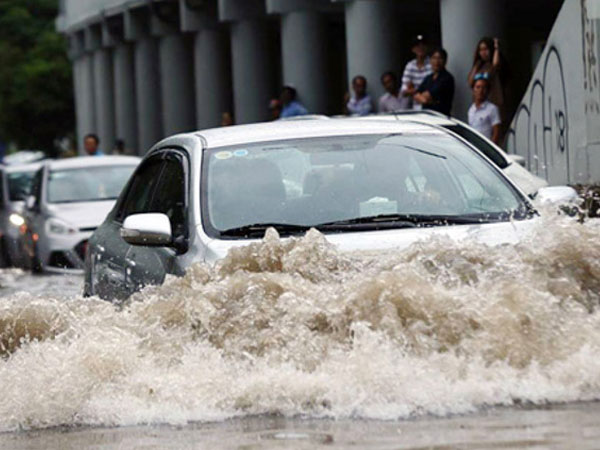 Kinh nghiệm lái xe qua vùng ngập nước, hạn chế tối đa rủi ro
