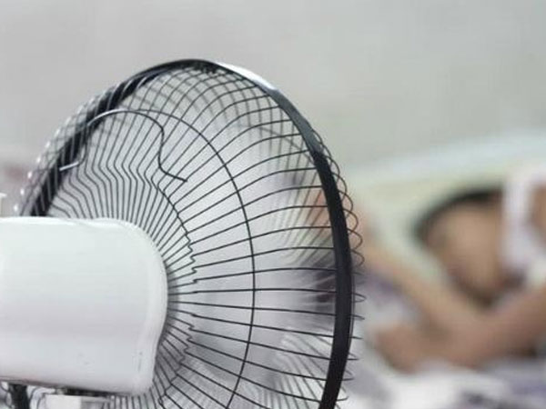 Mẹ hối hận vì bật quạt khi ngủ khiến con viêm phổi nhưng lý giải của BS gây bất ngờ