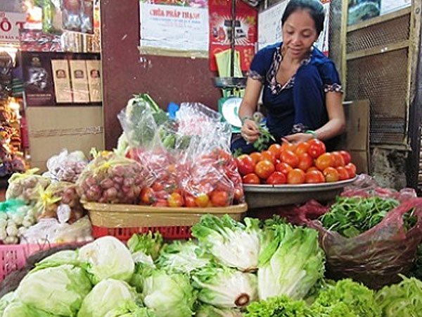 Rau xanh, tôm cá tăng giá mạnh vì bão