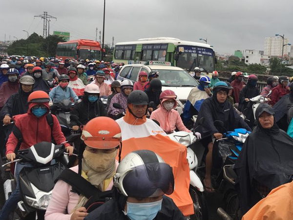 Sáng thứ 2 kẹt xe, ngập nước, xe chết máy nằm la liệt, người Sài Gòn khốn khổ sau bão số 9
