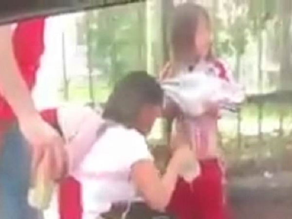 Sốc với cảnh CĐV River Plate giấu pháo sáng trong người bé gái để mang vào sân