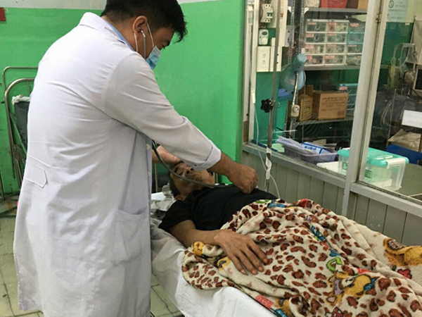 TP HCM: Bệnh viện ngập sâu, bác sĩ lội nước cấp cứu bệnh nhân