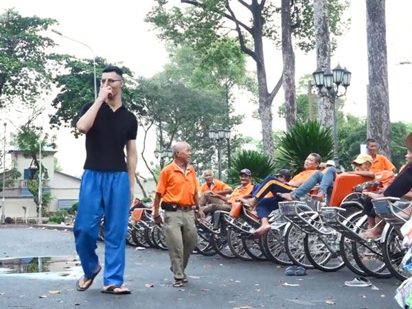 Video Chàng trai cao 2,2 mét ước mơ được như người bình thường