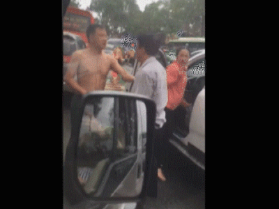 Video: Sau va chạm giao thông, hai người đàn ông đánh nhau đến chảy máu giữa trời mưa