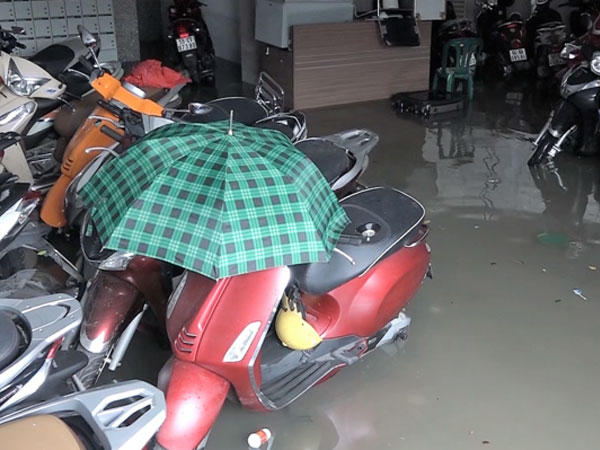 Video: Xe máy, ôtô ngâm nước trong hầm để xe ở Sài Gòn