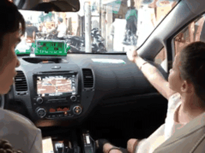 Bé gái phiên dịch cho mẹ và chú lái taxi khiến tất cả vỗ tay 'rần rần' vì quá dễ thương