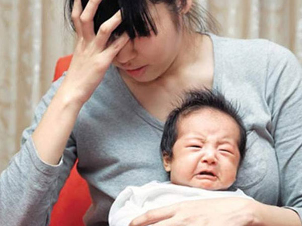 Chỉ thích cháu trai, mẹ chồng ép con dâu làm việc tàn nhẫn