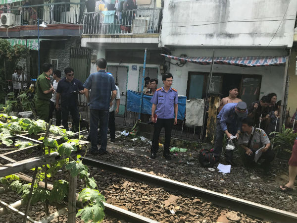 Chui qua hàng rào đường sắt, người đàn ông bị tàu hỏa tông chết